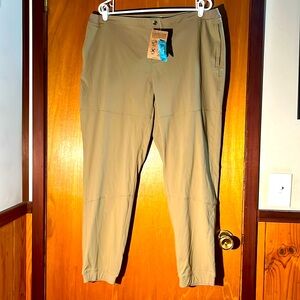 NWT Tan LL Bean Stretchy Outdoor/Travel Pants - Size XL